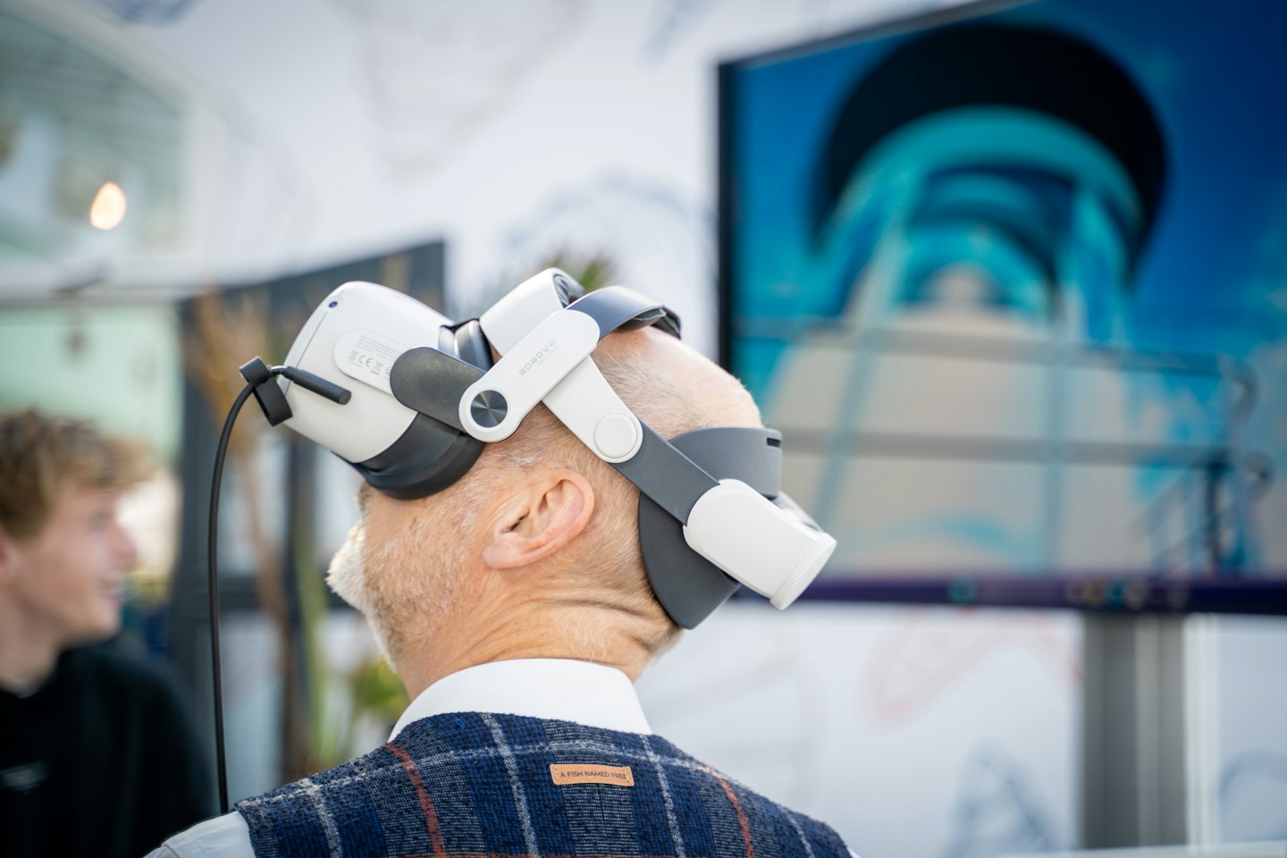 Uomo con visore VR che guarda il mondo digitale.